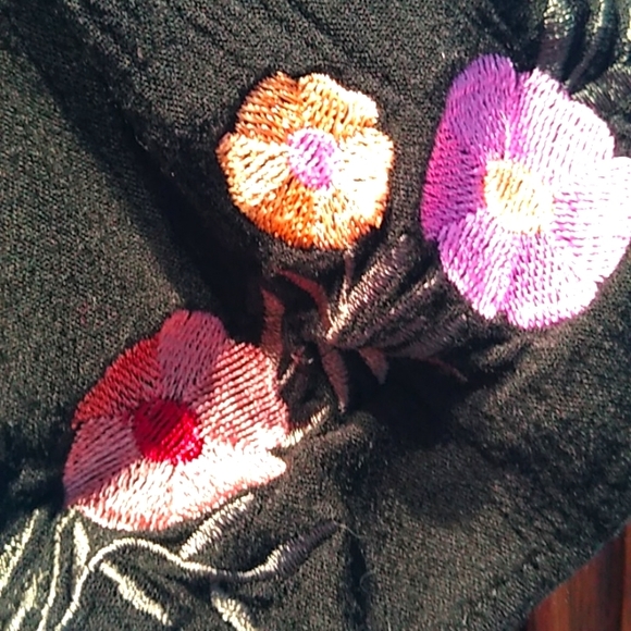 🥂 Beautiful embroidered cropped top in great condition, perfect for summer. - Picture 4 of 5